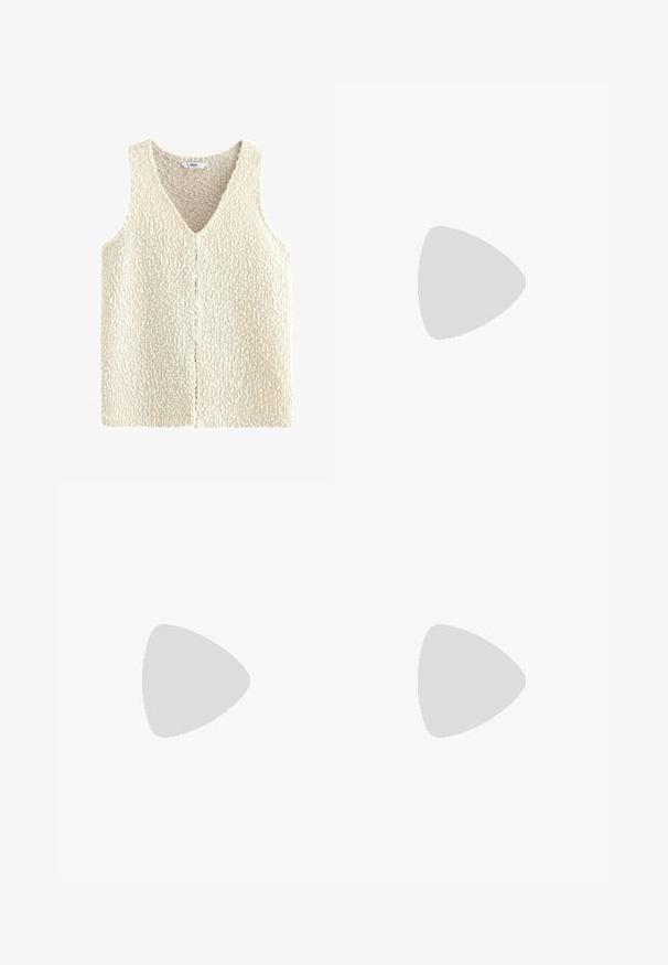 Débardeur crème sans manches en tricot texturé, avec un décolleté en V profond et une couture centrale, présentant un motif irrégulier doux sur l'ensemble.; Haut blanc ajusté en tissu côtelé avec des manches courtes et des détails froncés sur les côtés pour ajouter de la texture et de la forme.; Pantalons larges blancs en tissu léger. Dotés d'une taille élastique avec cordon de serrage et de poches latérales. Texture lisse.; Des sneakers en daim rose clair avec des rayures et des lacets blancs, dotés d'une languette texturée et d'une semelle en gomme, posées sur un tapis bleu.