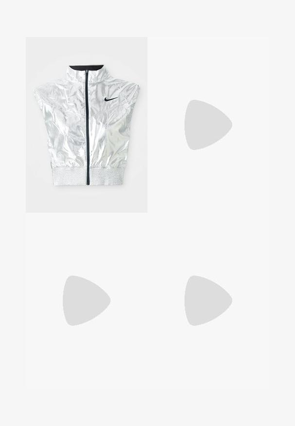 Silbernes, kurzes Weste mit hohem Kragen, Reißverschluss vorne, elastischem Saum und schwarzem Nike-Logo auf der Brust. Glänzende, glatte Textur mit ärmellosem Design.; Schwarzes Sport-T-Shirt aus glattem Stoff, mit einem geknoteten Vorderdesign und einem kleinen weißen Nike-Logo auf der Brust.; Schwarze Sportshorts mit elastischem Bund, ausgestattet mit einem geschichteten Design und einem kleinen weißen Nike-Logo unten links. Leichtes Material.; Schwarzer Nike-Laufschuh mit atmungsaktivem Mesh-Obermaterial, weißem Swoosh-Logo, strukturierten Details und einer cremefarbenen ZoomX-Zwischensohle.