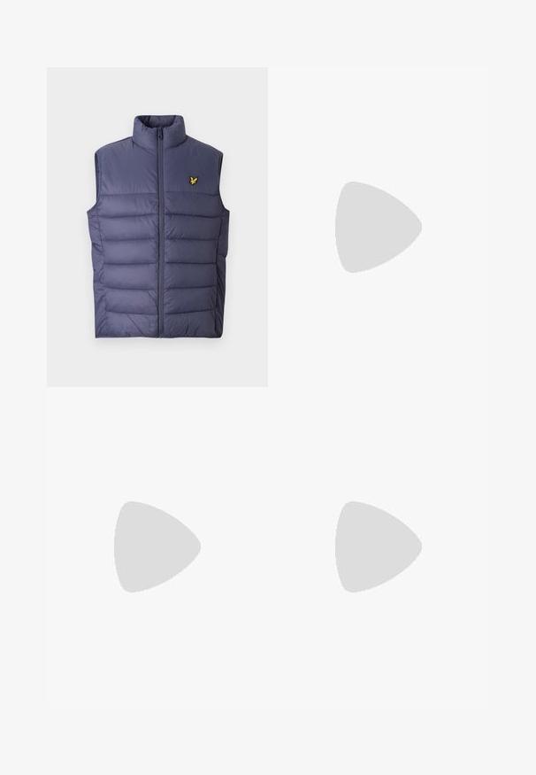 Vestă matlasată bleumarin cu guler înalt și fermoar frontal. Prezintă cusături orizontale și un mic logo galben brodat pe piept.; Tricou alb din bumbac, cu un mic logo brodat negru și galben pe partea stângă a pieptului. Mâneci scurte și guler rotund.; Pantaloni jogger negri cu talie elastică și șnur, picioare conice cu manșete și un mic logo brodat galben pe coapsa dreaptă.; Adidași din piele albă cu o suprafață netedă, având un design clasic cu șireturi, perforații pentru ventilație și o talpă exterioară din cauciuc texturat.