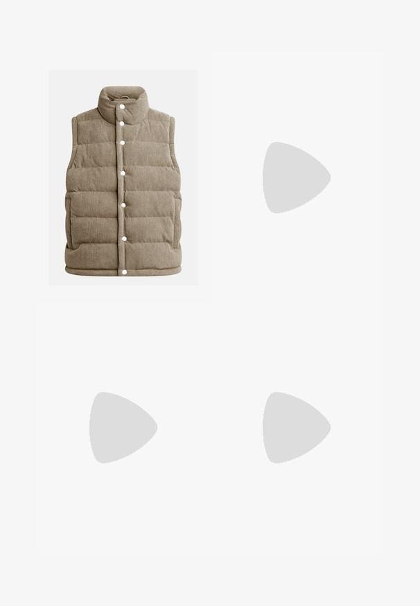 Beige kordbársony mellény, steppelt dizájn, magas gallér, patentgombokkal, oldalsó zsebekkel és függőleges bordázott textúrával.; Szürke pamut keverék póló fekete Nike logóval; egy kis Nike címke található az oldalán; egyszerű dizájn, rövid ujjakkal.; Beige színű cargo nadrág könnyű pamut anyagból. Rugalmas mandzsettákkal, több oldalsó zsebbel és gombos záródással rendelkezik.; Fehér bőr sportcipők perforációval, kerek orral, lapos talppal és vastag fűzőkkel, látható swoosh logóval és "AIR" felirattal a sarokrészen.