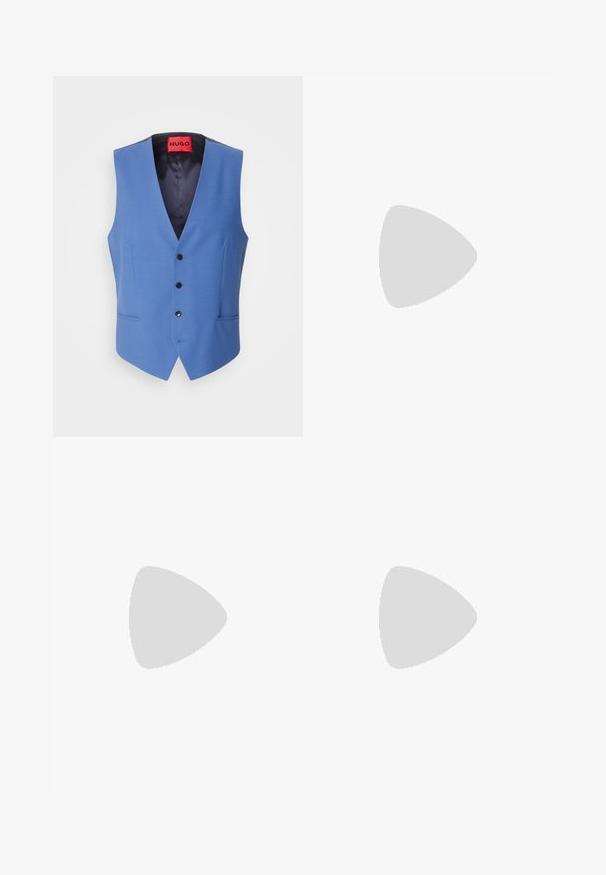 Zils veste, izgatavota no gludas auduma, ar V veida kaklu, pieciem melniem pogām un divām priekšējām kabatām. Iekšpuse ir oderēta ar tumšu audumu.; Balts uz pogām aizpogājams krekls, izgatavots no gludas auduma, ar klasisku apkakli, garām piedurknēm un izliekto apakšdaļu. Priekšpusē ir beigu pogas.; Jūras zila bikses ar piegriezumu, tām ir gluda virsma, izteiksmīgas krokas un plakana priekšpuse. Slēpta rāvējslēdzēja aizdare.; Melnas ādas līdzsvaru kurpes ar gludu apdari, piesaistīts dizains, noapaļota purngala forma un maigas šuvju detaļas. Aprīkotas ar melnu gumijas zoli.