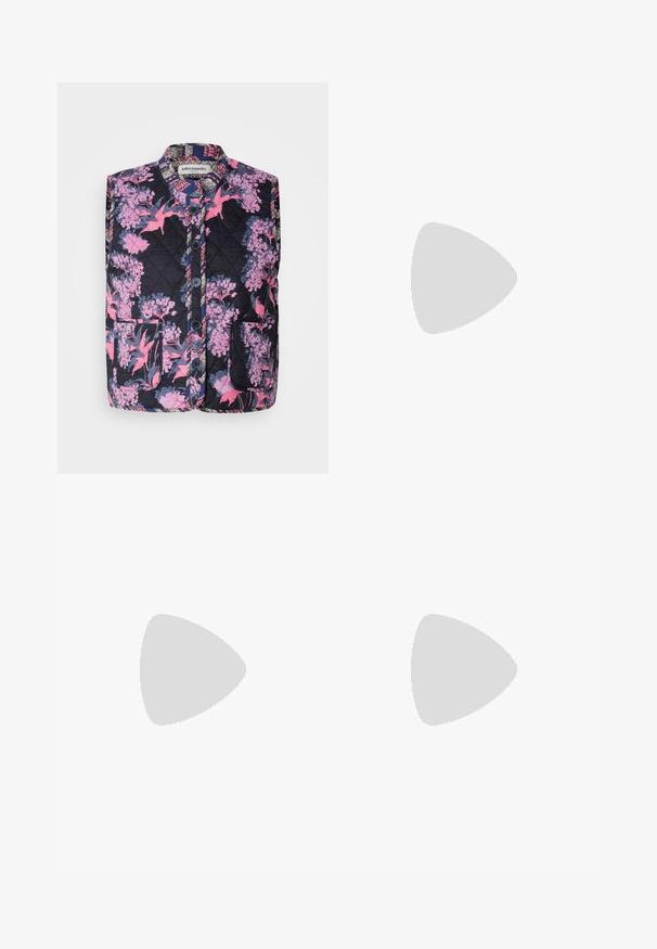 Gestepptes Weste mit einem floralen Muster in Rosa und Lila auf dunklem Hintergrund. Verfügt über einen Stehkragen und vier Knöpfe an der Vorderseite.; Marineblaue Rollkragenoberteil mit langen Ärmeln. Hergestellt aus weichem Stoff mit glatter Textur. Verfügt über ein enganliegendes Design und einen hohen Kragen ohne sichtbare Nähte.; Ein knielanger Rock aus glattem Stoff mit einem navyblauen Grundton, der durch kräftige blaue und weiße abstrakte Formen und Muster geprägt ist.; Schwarze Leder-Ankle-Boots mit spitzer Zehenform, klobigem quadratischem Absatz und schlankem Design. Verfügt über elastische seitliche Einsätze für leichtes An- und Ausziehen.; Silberne Creolen mit minimalistischem Design. Rundform, glatte Oberfläche und dünnes Profil. Leichtgewichtig mit hochglänzender Oberfläche.