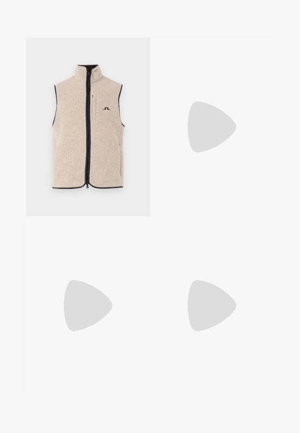 Beige Fleece-Weste mit hohem Kragen, Reißverschluss vorne und Seitentaschen; verfügt über einen dunklen Besatz und ein kleines schwarzes Logo auf der Brust.; Weißes Baumwoll-T-Shirt mit Rundhalsausschnitt und kurzen Ärmeln, mit einem goldenen EA7 Emporio Armani-Logo auf der Vorderseite.; Schwarze Sportshorts aus weichem Material, mit einem elastischen Bund und einem kleinen gelben EA7-Logo am unteren linken Bein.; Weiße Ledersneaker mit glatter Oberfläche, runder Zehenpartie, flachen Schnürsenkeln und strukturiertem Sohlenprofil. Mit einem dezenten Logo an der Ferse.