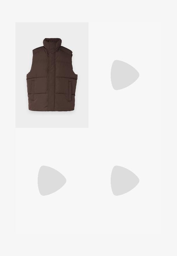 Gilet rembourré marron avec un col montant, sans manches, deux poches avant et texture matelassée. Finition lisse, isolation chaude.; T-shirt blanc à manches courtes en coton, avec un col rond et une texture lisse, à coupe droite et sans motifs.; Pantalons cargo en vert olive, fabriqués en tissu durable. Présentent deux poches latérales, une taille standard et une coupe droite.; Baskets en cuir blanc avec perforations, à bout rond, semelle plate et lacets épais, arborant un logo swoosh visible et "AIR" sur le talon.; Sac bandoulière noir avec un compartiment principal zippé, une poche frontale, une sangle ajustable et un patch logo visible sur le rabat.