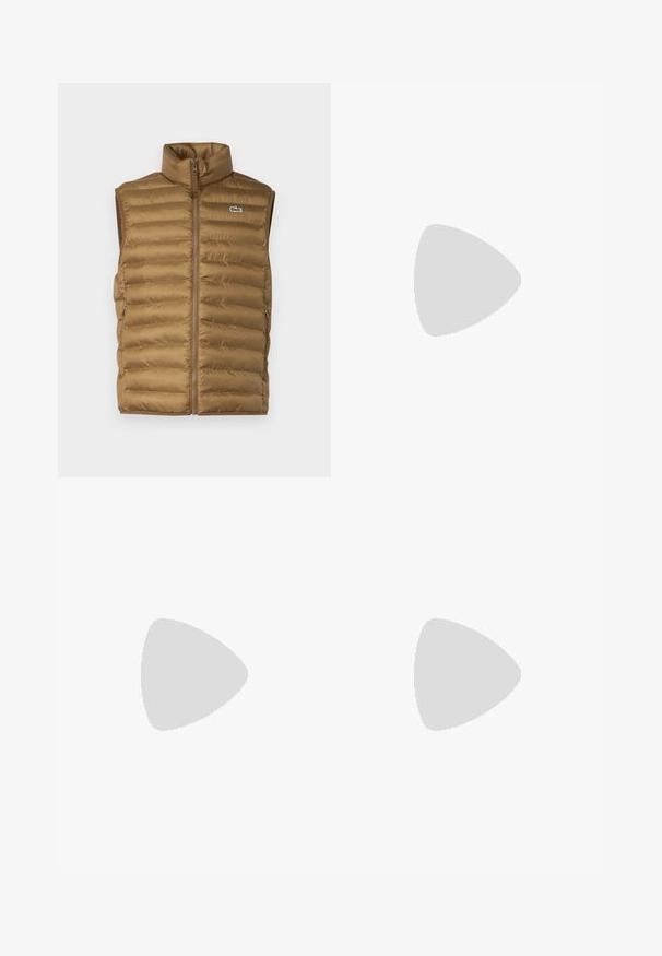 Vest căptușit maro, fără mâneci, cu guler înalt, închidere frontală cu fermoar și buzunare laterale. Are un mic logo pe piept.; Tricou din bumbac negru, cu mâneci scurte, decolteu rotund și un mic logo verde pe buzunarul stâng al pieptului. Design simplu, fit normal.; Pantaloni negri cu un design drept, confecționați dintr-un material neted. Prezintă un tiv elastic și un sistem de închidere cu nasture.; Adidași Lacoste negri și albi cu un superior din piele texturată, având un design cu șireturi și o talpă din cauciuc alb. Purtați cu blugi închiși la culoare.