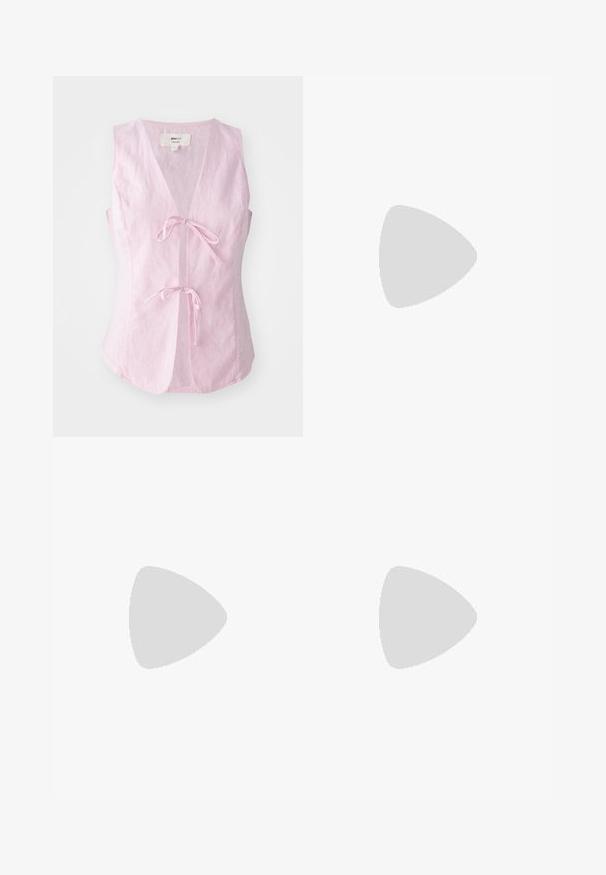 Rosa lin skjorte uten ermer med dyp V-hals og to frontknuter. Har en jevn tekstur og litt utsvingt kant for en avslappet passform.; Hvit ermeløs ribbestrikket tank topp med gullmetallisk skrift som sier "Cowgirl" på brystet, vist på en ensfarget bakgrunn.; Vidgående cordbukser i kordfløyel med stripemønster i nyanser av brunt, beige og gull, med lommer og farget midjebånd.; Sorte lakkpumps med spiss tå, blokkhel, og ankelstropp, kombinert med grå ribbestrikkede beinvarmere og et brunt semsket skinn skjørt.; Grå ribbet topp og olivengrønn høy midje skjørt. Modellen holder en hvit skulderveske med utskjæringsdetaljer. Enkelt design, tettsittende silhuett.