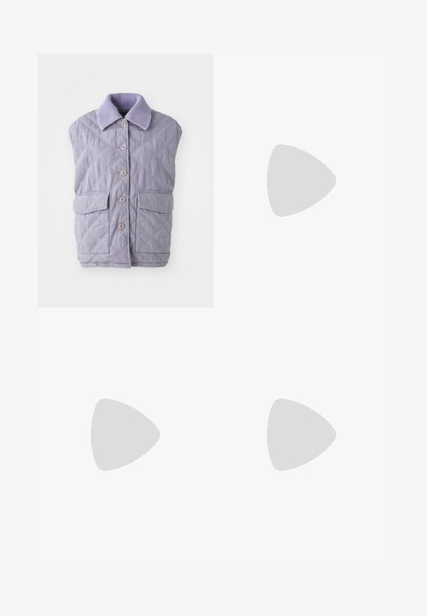 Lavendelfarbene steppte Weste mit geripptem Kragen, sechs Knöpfen und zwei Vordertaschen; verfügt über ein Rautenmuster und eine weiche Textur.; Weißes kurzärmliges Hemd mit Knopfleiste, spitzem Kragen und abgerundetem Saum. Hergestellt aus Baumwolle mit glatter Textur und ohne sichtbare Muster.; Helle blaue Denim-Jeans mit hoher Taille, weitem Beinschnitt, zwei seitlichen Taschen und gefaltetem Design. Weiche Textur mit einem ausgebleichten Finish.; Blaue sandaletten mit Blumenmuster, quadratischer Zehenpartie, breitem Riemen und verstellbarem Knöchelriemen, ausgestattet mit einem strukturierten Holzblockabsatz.