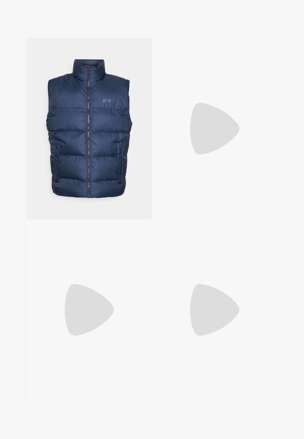 Helly Hansen ACTIVE PUFFY - Smanicato - dunkelblau; Maglietta atletica a maniche corte di colore bianco, realizzata in materiale traspirante, con un logo arancione "TERREX" sul petto. Design semplice con linee pulite.; Pantaloni sportivi neri con vita elasticizzata, due tasche laterali con zip e un logo sulla parte superiore della gamba destra. Tessuto liscio e leggero.; Scarpe da ginnastica nere con una tomaia in maglia texturizzata, punta rinforzata e suola ammortizzata, esposte su un terreno terroso con ramoscelli sparsi.