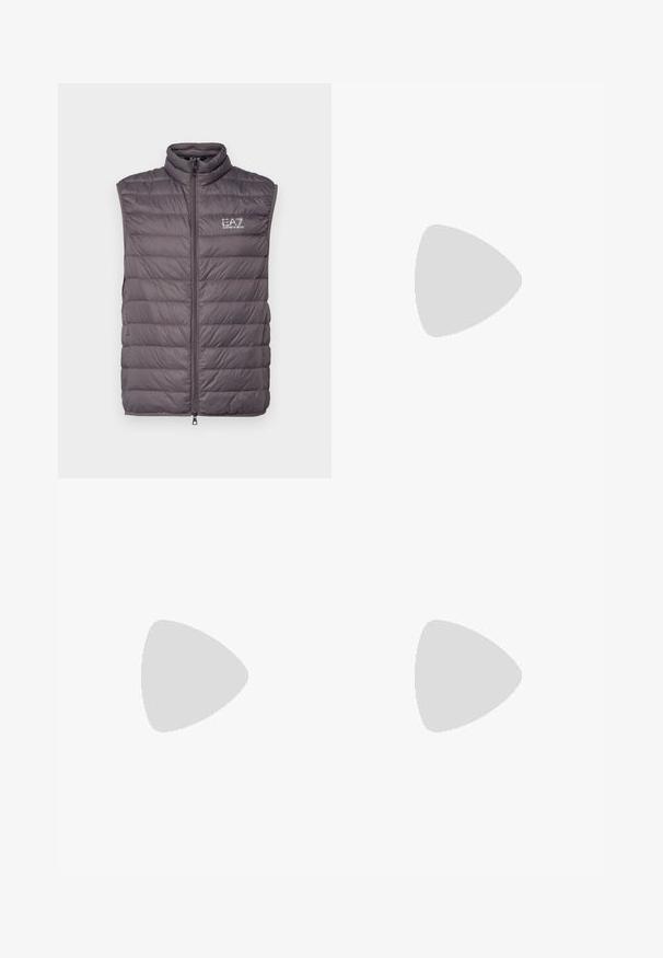 EA7 Emporio Armani TRAIN CORE LIGHT VEST - Veste - volcanic glass; Balta kokvilnas t-kreklā ar apaļu kakla izgriezumu un īsām piedurknēm, ar zeltītu EA7 Emporio Armani logotipu uz priekša.; Melnas sporta šortus, kas izgatavoti no mīksta auduma, ar elastīgu jostu un mazu dzeltenu EA7 logo zem kreisā kājas stūra.; Balti un melni apavi ar gludu ādas virsu, teksturētiem akcentiem un masīvu baltu zoli. Iespējojot klasisku šņorējamu dizainu.