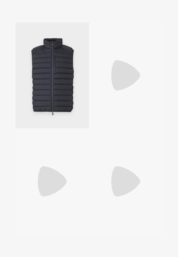 Gilet matelassé gris foncé avec un col haut, un design matelassé horizontal, une fermeture éclair à l'avant et une petite poche zippée sur la poitrine.; Chemise en coton blanc à manches longues avec un col rond, fentes latérales en bas et une texture lisse, présentée de dos.; Jeans en denim bleu clair avec une coupe droite, cinq poches, fermeture à bouton, peu d'usure et des détails de couture contrastés.; Sneaker blanche avec une tige en cuir lisse et un profil bas. Présente un bout arrondi, six œillets et une semelle en caoutchouc texturé.
