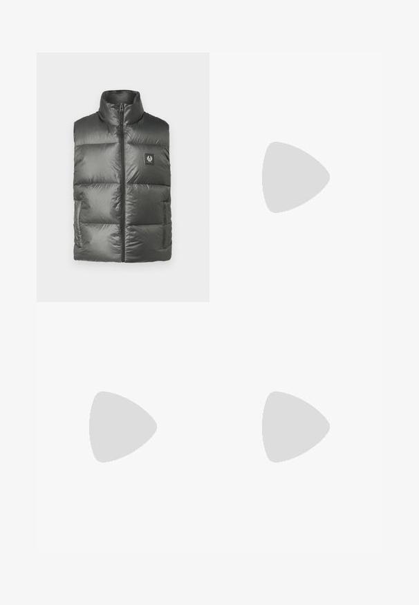Belstaff RESOLVE GILET - Chaleco - gunmetal; Camiseta de manga corta de color beige claro, hecha de una tela suave, con un escote redondo y una pequeña etiqueta en la parte inferior izquierda.; Pantalones negros de tela suave, con corte recto, dos bolsillos frontales y cremallera con cierre de botón.; Zapatilla de cuero blanca con acentos negros en el talón, con letras negras en negrita en el lateral y suela de goma. Diseño minimalista.