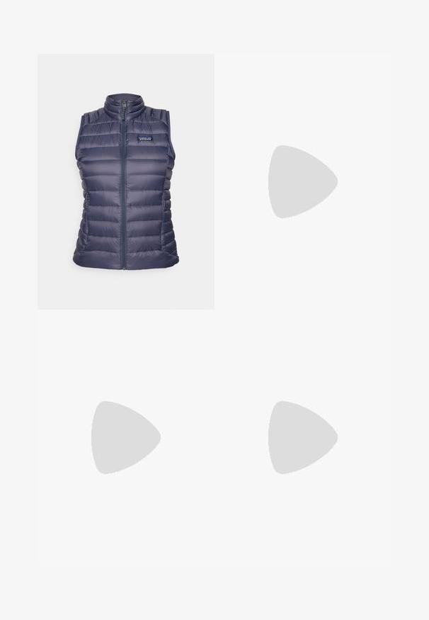 Patagonia SWEATER VEST - Vest - smolder blue; Lys blå kortermet t-skjorte med rund hals. Har myk stoff, raglanermer og en hvit logo på øvre venstre bryst.; Sorte utendørsbukser laget av lett materiale, med en glatt overflate, elastisk midje, glidelåslomme og paneldetaljer på nederste del av bena.; Salomon tursko i oliven grønn og krem, med et teksturert stoff overdel, forsterket tå, hurtiglås system og robust gummisåle.