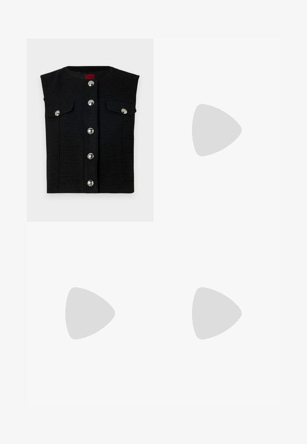 Zwart gestructureerd vest met een ronde hals, zilveren drukknoopjes aan de voorkant en twee borstzakken. Glad binnenvoering.; Zwarte katoenen t-shirt met korte mouwen, een ronde halslijn en een eenvoudig, strak ontwerp. Geen zichtbare patronen of versieringen.; Zwarte op maat gemaakte broek met een recht model, voorzien van een soepele textuur en scherpe plooien aan de voorkant. Geen zichtbare hardware.; Zwarte leren sandaal met hak, voorzien van een verstelbare enkelband, open teenontwerp en een vierkante blokhak. Gladde textuur, minimalistische stijl.