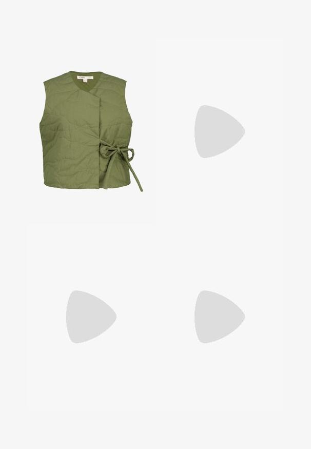 Gilet trapuntato verde oliva con design avvolgente, caratterizzato da una chiusura a fiocco sul lato. Tessuto morbido con sottili dettagli di cuciture a onda.; Cardigan lavorato a maglia grigio chiaro, corto, con chiusura a zip, polsini e orlo a coste e dettagli testurizzati sulla parte anteriore.; Top corto bianco realizzato in tessuto morbido e texturizzato. Presenta un collo rotondo e un design senza maniche con un piccolo logo dorato Nike sulla parte anteriore.; Pantaloni cargo con motivo camouflage nei toni del verde e grigio, cintura elastica con cordino e due tasche laterali.; Scarpa atletica argento e grigia con parte superiore in rete, design curvo e suola rotonda unica con elementi di ammortizzazione trasparenti.