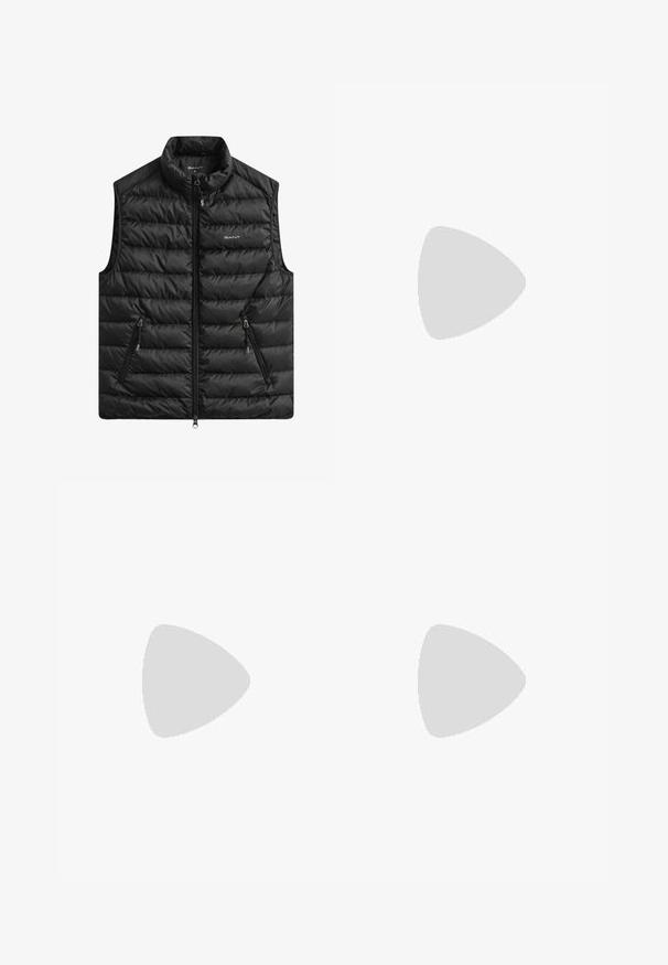 Schwarze gesteppte Weste mit hohem Kragen, Reißverschluss vorne und zwei Seitentaschen. Verfügt über horizontale Steppungen und ein Logo auf der Brust.; Junge Person mit geflochtenem Haar, die ein hellgraues Nike-T-Shirt und schwarze Nike-Shorts trägt, vor einem einfarbigen weißen Hintergrund.; Beige Cargo-Hosen aus leichtem Baumwollmaterial. Mit elastischen Bündchen, mehreren Seitentaschen und einem Knopfverschluss.; Weiße Leder-Sneaker mit Perforationen, runder Zehenpartie, flacher Sohle und dicken Schnürsenkeln, mit sichtbar eingesticktem Swoosh-Logo und "AIR" an der Ferse.