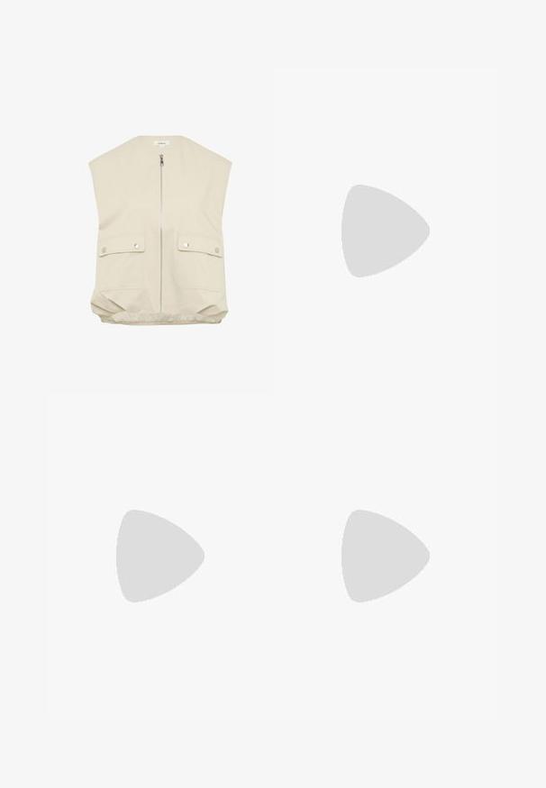 Beige ärmellose Weste mit hohem Kragen, Frontreißverschluss, zwei geknöpften Taschen und einem gerafften Saum. Hergestellt aus glattem, leichtem Stoff.; Weißes Baumwoll-T-Shirt mit kurzen Ärmeln, Rundhalsausschnitt und geradem Schnitt. Glatte Textur, einfaches Design, keine sichtbaren Muster oder Akzente.; Schwarzfarbene, weit geschnittene Hosen mit vertikalen weißen Streifen, elastischem Bund und drei weißen Streifen an der Seite. Adidas-Logo auf der Vorderseite.; Metallisch silberne Sneaker mit weißen Schnürsenkeln und drei weißen Streifen, kombiniert mit schwarzen Nadelstreifen-Hosen. Gummisohle am Boden.; Gelbe Lederhandtasche mit gerafftem Design, verstellbarem Kordelzugverschluss und einem langen, einzelnen Tragegurt. Minimale Markenkennzeichnung am Boden.