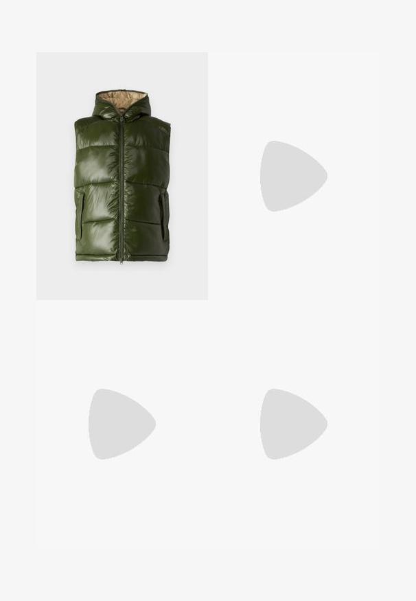 Groene puffer vest met een capuchon, met een glanzende afwerking, ritssluiting en twee zijzakken. De binnenvoering is beige.; Zwarte korte mouwen T-shirt van een gladde katoenmix, met een ronde halslijn en een minimalistisch ontwerp zonder patronen of accenten.; Zwarte broek van een gladde stof, met een sluiting met een knoop aan de voorkant, plooien en rechte pijpen. Geen zichtbare patronen of accenten.; Zwarte leren sneaker met lage schacht, zwarte veters en off-white zool, weergegeven in zijprofiel op een witte achtergrond.