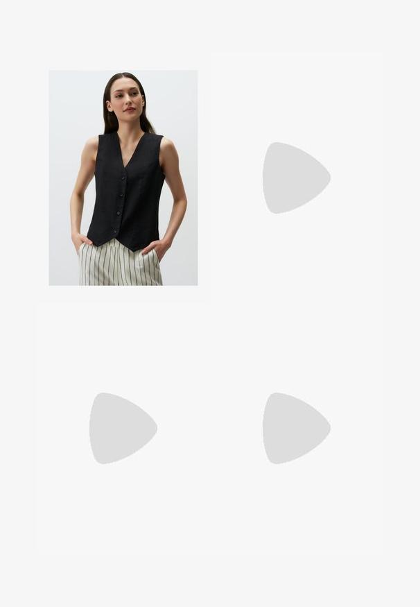 Haut sans manches en lin noir avec un décolleté en V, fermeture à boutons sur le devant et un ourlet arrondi. Associé à un pantalon rayé de couleur claire.; Deux t-shirts à manches courtes, l'un blanc et l'autre noir, en coton. Les deux présentent un col rond et un design simple et classique.; Pantalon noir avec une coupe droite, doté de poches avant et d'éclairs sur l'ourlet. Fabriqué en tissu doux et lisse. Convient à diverses occasions.; Sandale noire à glissière avec deux accents de boucle en or, en matériau lisse, semelle plate et design minimaliste.