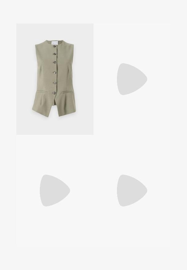 Ärmellose grüne Leinenweste mit hohem Kragen, sechs Frontknöpfen und zwei seitlichen Taschen, mit taillierter Passform und leicht ausgestelltem Saum.; Weißes, kurzes T-Shirt, kurze weite Ärmel, weicher Baumwollstoff, runder Ausschnitt mit subtilen orangefarbenen Akzenten, minimales Design, keine Muster oder Grafiken.; Schwarze, taillierte Hose mit geradem Bein, aus einem glatten Stoff und mit klaren Falten an der Vorderseite. Keine sichtbare Hardware.; Beige Blockabsatzsandalen mit dünnen Riemen und quadrater Spitze. Glattes Material mit minimalem Design, entworfen für einfaches Tragen.