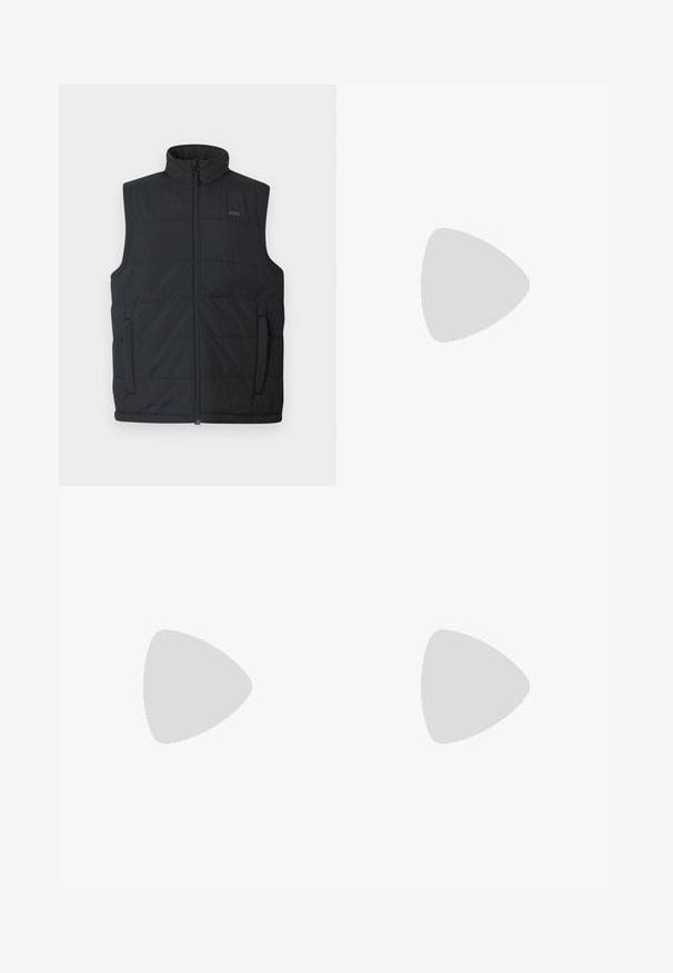 Svart boblevest med høy krage, glidelås foran og sidelommer. Har quiltet tekstur og subtil merking på brystet.; Hvit bomull t-skjorte med korte ermer og rund hals. Midt på t-skjorten står teksten "VELKOMMEN TIL PARADIS" i en buet grønn skrift.; Men's straight-leg svarte denim jeans med fem lommer og oransje søm, knapp og glidelås lukking foran på midjen.;  svarte lerrets sneakers med brune aksenter, hvite gummisåler og brune snørebånd, sammen med lyseblå rette jeans. Bakgrunn med tregulv.