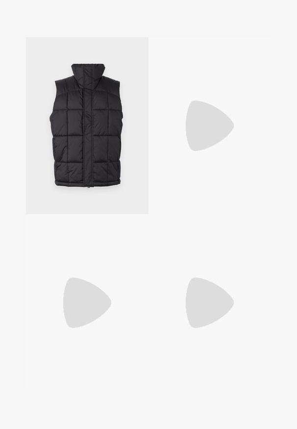 Coletes preto acolchoados com gola alta, textura acolchoada e fecho frontais com zíper. Sem mangas, com linhas costuradas horizontais para isolamento.; Suéter de malha cinza claro com gola redonda, mangas longas e punhos e barra canelados. Padrão texturizado com manchas de cor.; Calças de ganga azul claro com um design de perna reta, cinco bolsos, fecho de botão, desgaste mínimo e detalhes de costura em contraste.; Sapatilha branca com um cabedal em couro liso e de perfil baixo. Apresenta um bico redondo, seis ilhoses e uma sola de borracha texturizada.