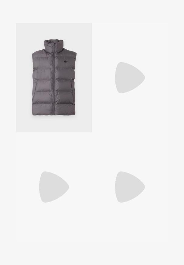 Colete acolchoado sem mangas em cinza escuro, com colarinho alto, zíper frontal, bolsos laterais e pequeno logotipo preto no lado esquerdo do peito.; T-shirt branca de algodão com mangas curtas, decote redondo, apresentando um pequeno logótipo dourado na área do peito esquerdo. Textura macia e ajuste regular.; Calças de treino em teal com cintura ajustável por cordão, punhos elásticos e riscas pretas laterais. Fabricadas em tecido leve, apresentam um logótipo perto do quadril.; Sneakers pretos com parte superior em camurça e sintético, apresentando três riscas brancas, sola de borracha texturizada e etiqueta azul no linguete.