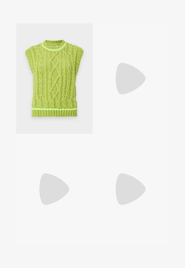 Gestrickter ärmelloser Pullover in leuchtendem Grün, mit einem strukturierten Zopfmuster und einem gerippten Saum mit reflektierendem Akzent. Rundhalsausschnitt.; Schwarzes Baumwoll-T-Shirt mit kurzen Ärmeln, das ein kleines pinkes Schmetterlingsmotiv auf der linken Brust zeigt. Crewneck-Design mit einem entspannten Schnitt.; Weite Jeans aus Denim in Mittelblau, mit hoher Taille, Knopfverschluss und kontrastierenden vertikalen Nahtdetails an der Vorderseite.; Schwarze patentierte Sandalen mit Absatz, quadratischer Spitze, Knöchelriemen und silbernen Schnallen. Mit einem stabilen Blockabsatz für mehr Stabilität.