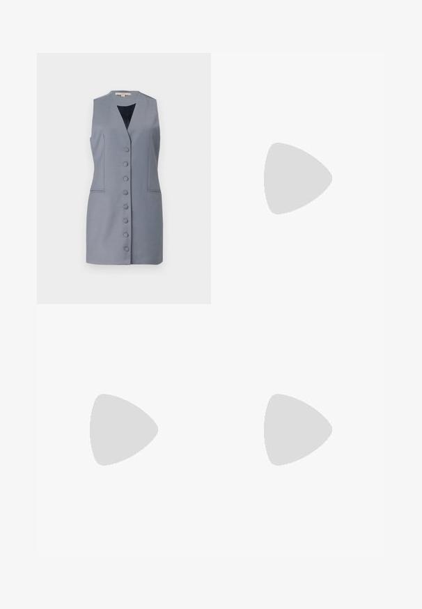 Sivo brezrokavno obleko z V-izrezom, ki ima sprednje gumbe, stranske žepe in prilagojen kroj. Narejena je iz gladkega blaga z rahlo teksturo.; Črna rebrasta majica na enem ramenu s prilegajočim dizajnom in mehkobo. Ima čist, minimalen kroj in gladek izrez.; Črne bleščaste hlače s širokim krojem nogavic in elastičnim pasom, ki ima vrvico za zategovanje. Tkanina ima odsevno, sijočo teksturo.; Črne usnjene balerinke z zaobljenim nosom, gladko teksturo, minimalnimi šivi in fleksibilno zasnovo podplata.