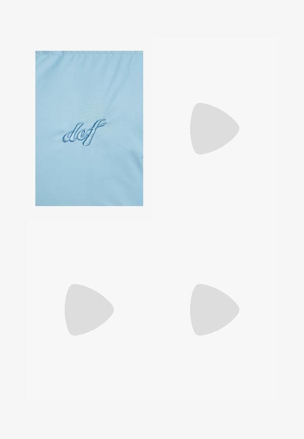 Hele sinine kangas, millel on tumedama sinise värviga tikand "def". Materjal on sile, veidi läikiv tekstuur, millel on õrn sära.; Must muströöpidega must puuvillane T-särk, vasakul rinnal on väike roosa liblikas. Ümar kaelus ja vabalt istuv lõige.; Heledad hall-gajused püksid, viie taskuga, ette nööpidega kinnitamine ja kontrastne õmblus. Kangas paistab pehme ja vastupidav.; Must musta platvormsussid paksu plokkninal, ümmarguse varbaga ja traditsioonilise nööridega kinnitamisega. Sussid on sileda tekstuuriga ja minimaalsete detailidega.