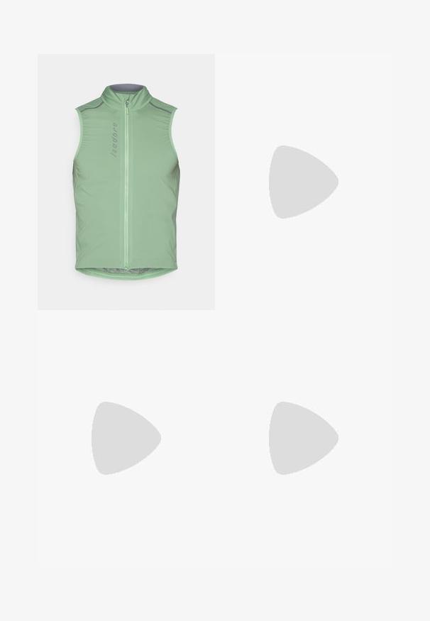 Gilet de cyclisme sans manches en vert clair, avec un col haut et une fermeture éclair sur le devant. Comprend des accents réfléchissants et une coupe ajustée. Tissu léger et lisse.; Maillot de cyclisme noir avec des manches courtes à motifs. Doté d'une fermeture éclair sur le devant, d'un tissu en maille respirant et d'un dos légèrement allongé pour plus de couverture.; Bib shorts de cyclisme noirs avec des bretelles en mesh blanches, zone de siège rembourrée et un logo sur la jambe. Matériau lisse avec une coupe ajustée.; Chaussures de cyclisme blanches et argentées avec une tige en mesh, des accents texturés, des sangles ajustables et une semelle en caoutchouc pour l'adhérence et la stabilité.