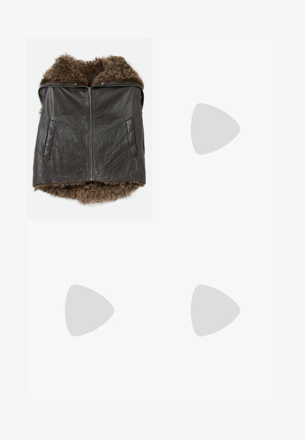 Tmavo hnedá kožená vesta s predným zipsom, dvoma bočnými vreckami a mäkkou kučeravou kožušinou, ktorá je viditeľná na golieri a leme.; Biely dlhý rukáv košeľa s gombíkmi vyrobená z bavlny, s náprsného vrecka s tonálnou výšivkou, golierom a gombíkovými manžetami.; Hnedé, vysoké nohavice vyrobené z texturovanej látky. Majú široké nohavice a dva predné záhyby pre štruktúru. Úhľadné spracovanie bez viditeľného kovania.; Čierne kožené mokasíny s hladkou textúrou, zaoblenou špičkou a dekoračným pásikom cez priehlavok. Nízky vrstvený opätok, minimalistický dizajn.