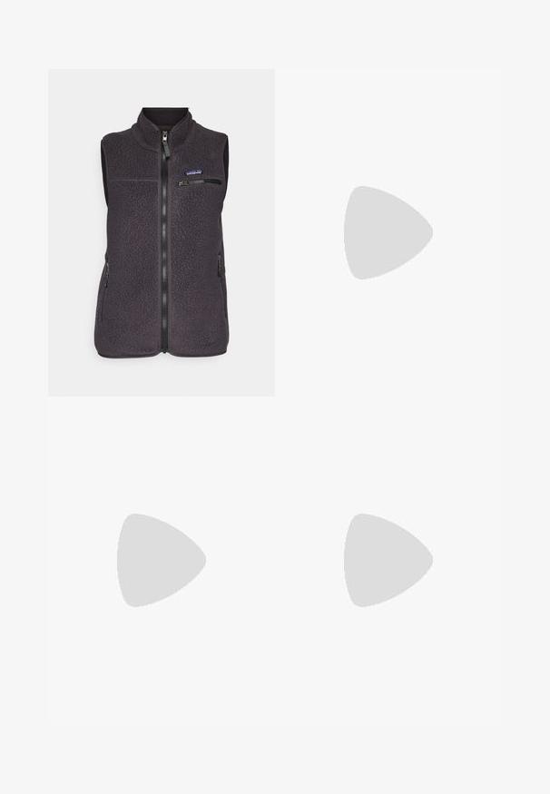Fleece prsluk u tamno sivoj boji s visokim ovratnikom, prednjim zatvaračem na zip te dva bočna džepa. Ima džep na prsima sa zipom. Teksturirana površina.; Majica dugih rukava tamnosive boje s grafikom crvenih drveća i planina; logo "COLUMBIA" u podebljanom bijelom tekstu. Mekana tkanina, standardni okrugli izrez.; Pantalone tamnoplave boje od glatkog materijala, s prednjim kopčanjem na dugme, uskim krojem i pregibima na koljenima.; Columbia PEAKFREAK - Obuća za pješačenje - black