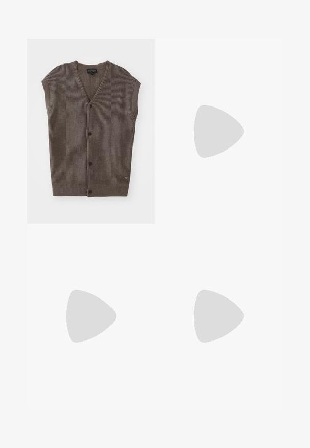 Cardigã sem mangas em castanho com nervuras, decote em V, cinco botões na frente e um pequeno logótipo na parte inferior.; T-shirt preto de manga curta com decote redondo, com um padrão embutido subtil e etiqueta da marca dentro do colarinho, deitado plano sobre um fundo branco.; Calças ajustadas azul marinho com um design de perna reta, pregas na frente, fecho de botão e sem bolsos visíveis. Textura do tecido suave.; Sapatilha de couro preto com perfil baixo, bico arredondado e fecho de atacadores; apresenta uma sola de borracha texturizada e detalhe do logotipo no calcanhar.