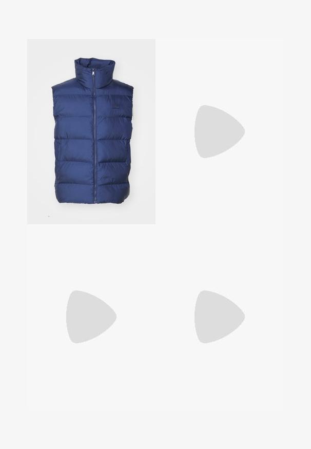 adidas Originals COMMERCIAL  - Vest - night indigo; Tre hvide ribbede tanktops lavet af bomuld. Har en rund hals og små sorte mærker nær sømmen. Fås i flere størrelser.; Sorte træningsbukser med elastisk talje, lavet af glat stof, med diskrete sidesyninger og en afslappet pasform, lige ben design.; Sorte sneakers med en overdel i ruskind og syntetisk materiale, med tre hvide striber, struktureret gummisål og en blå logoetiket på tungen.