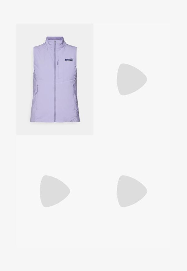 Λιλά γιλέκο με φερμουάρ μπροστά, ψηλό γιακά και δύο πλευρικές τσέπες. Διαθέτει λογότυπο Patagonia στην επάνω αριστερή περιοχή του στήθους.; Λαμπερό μοβ κοντομάνικο μπλουζάκι από βαμβάκι, με στρογγυλή λαιμόκοψη και ένα μικρό άσπρο λογότυπο στο στήθος. Λείο ύφασμα.; Ανδρικά παντελόνια εξωτερικών δραστηριοτήτων, σκούρο γκρι, φτιαγμένα από ευέλικτο υλικό, με ζώνη, τσέπες με φερμουάρ και ενισχυμένες ραφές.; Μαύρο και γκρι αθλητικό παπούτσι με επάνω από δίχτυ, καουτσούκ σόλα και ελαστικό σύστημα δέσιμο. Διαθέτει ενισχυμένη μύτη και υφασμάτινα διακοσμητικά στοιχεία.