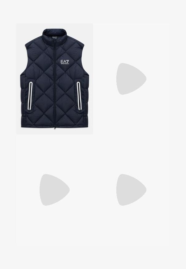 Tumši zils, kvadrātsakņu bez piedurknēm, ar priekšējo rāvējslēdzēju, rāvējzamejamiem kabatām un baltu EA7 Emporio Armani logo uz krūtīm.; Tumši pelēks īsām piedurknēm t-krekls ar mazu baltu EA7 Emporio Armani logo kreisajā krūtīs un kakla uzlīmi.; Gai zila džinsu bikses ar platām kājām, kurām ir priekšējās kabatas, pogas aizdare un detalizēta dūriena ap malu.; Melnas ādas kurpes ar gludu tekstūru, noapaļu purngalu un dekoratīvu siksniņu pāri priekšpusei. Zems sakrauts papēdis, minimālisma dizains.