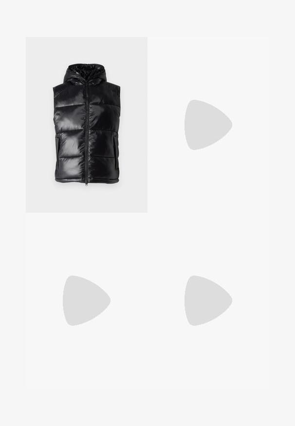 Vesta puffer neagră cu un finisaj lucios, design cu glugă, fermoar frontal și două buzunare laterale. Model matlasat pentru o textură suplimentară.; Tricou din bumbac alb cu un logo negru proeminent "LACOSTE" pe piept. Mâneci scurte și design cu gât rotund.; Pantaloni de trening albi cu panouri laterale de culoare verde închis. Material ușor, talie elastică și tivuri manșonate. Prezintă o textură din plasă pe panourile laterale.; Tenis din piele albă cu vârf rotund, sistem de prindere cu șireturi în față și accent negru la călcâi. Are un mic logo brodat cu crocodil pe lateral.