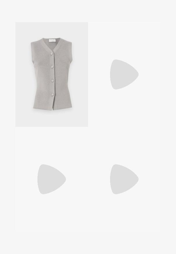 Světle šedé, bezrukávové pletené vesta s výstřihem do V, pěti kulatými knoflíky vpředu a ribbovanou strukturou. Čistý, jednoduchý design bez vzorů.; Černý dlouhý rukáv rolák vyrobený z hladkého materiálu, s volánkovým límcem a přiléhavým střihem s jednoduchými okraji.; Černé kalhoty na míru se střihovým designem rovného nohavice, mají poutka na opasek a boční kapsy. Vyrobené z hladké tkaniny s čistým zakončením.; Černé kožené kotníkové boty s špičatou špičkou a robustním čtvercovým podpatek. Hladká textura s bezšvovým designem a minimalistickým prošíváním.