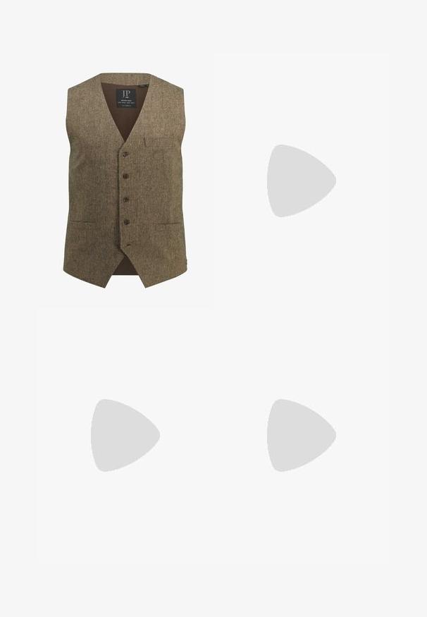 Gilet in tweed marrone con scollatura a V, cinque bottoni, taschino sul petto e schiena a coste. Tessuto caratteristico e design classico.; Tre canotte bianche a coste in cotone. Presentano un colletto rotondo e piccole etichette nere vicino all'orlo. Disponibile in diverse taglie.; Pantaloni sportivi Nike grigi con cintura regolabile, gambe affusolate, tasche laterali e dettagli di cucitura distintivi. Tessuto morbido e texture.; Scarpa sportiva grigia con tomaia in mesh e suede, dettagli bianchi, suola ammortizzata e un design distintivo con elementi riflettenti.