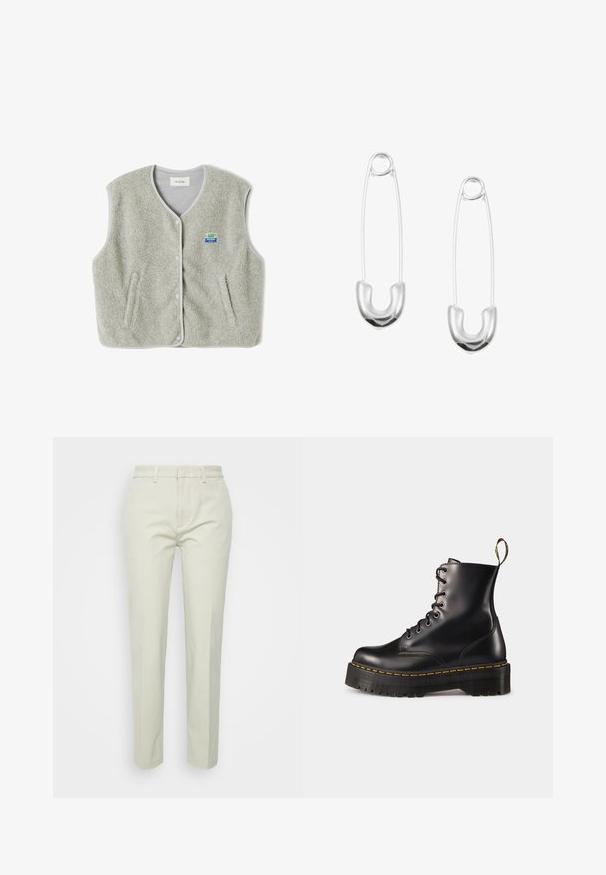 Grau gefütterte Weste mit Knopfverschluss, zwei seitlichen Taschen und einem kleinen farbenfrohen Markenlogo auf der linken Seite. Die Kanten haben einen kontrastierenden Saum.; Langärmliges Hemd mit blauen Streifen aus leichtem Stoff. Es verfügt über einen klassischen Kragen, eine Knopfleiste und weiße vertikale Streifen.; Helle beigefarbene gerade geschnittene Hose aus Baumwolle, mit flachem Vorderteil, Gürtelschlaufen und ohne sichtbare Taschen oder Muster.; Schwarze Leder-Schnürstiefel mit knöchelhohem Schaft, einer robusten schwarzen Sohle und gelben Nähten. Verfügt über eine Lasche hinten und runde Metallösen.; Silberne Sicherheitsnadeln mit einem runden U-förmigen Design, das eine glänzende, glatte Oberfläche und offene, kreisförmige Enden für eine einfache Handhabung aufweist.