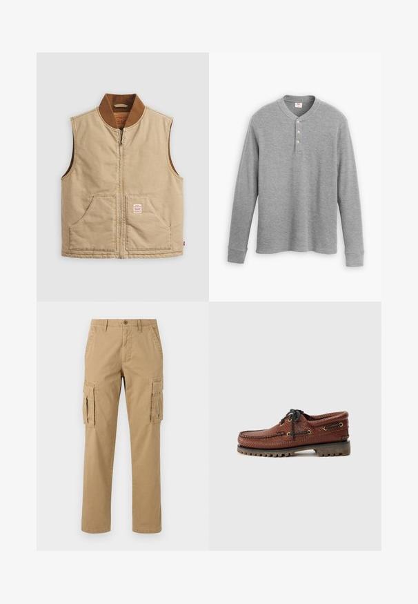 Beige mouwloze zip-up vest met een bruin geribbeld kraag en twee voorzakken, voorzien van een klein label op de rechterzak.; Grijze langekous henley shirt van ribbelstof, met een drie-knopen sluiten en een ronde halslijn met een iets getailleerde vorm.; Beige cargobroeken met twee zijzakken, een knoopsluiting, rechte pijpen en een zachte, getextureerde stof.; Bruine leren bootschoen met een gestructureerde bovenkant, zwarte vetersluiting en gouden oogjes. Beschikt over een duurzame, geribbelde rubberen zool.