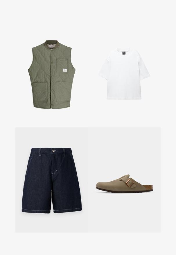 Olijfgroene gewatteerde mouwloze vest met drukknoopsluiting aan de voorkant, ribbels op de kraag, drie opgestikte zakken en een klein label op de bovenkant van de linkerzak.; Witte t-shirt met korte mouwen van katoen, met een ronde hals en een relaxte fit met rechte zoom. Geen patronen of versieringen.; Donkerdenim short met een rechte snit. Voorzien van een knoopsluiting, voorkeurszakken en contrasterende witte stiksels langs de randen.; Bruine klompen met een gladde, matte afwerking. Beschikt over een opvallende bronzen gesp aan de zijkant. Korken voetbed en rubberen buitenzool voor comfort.