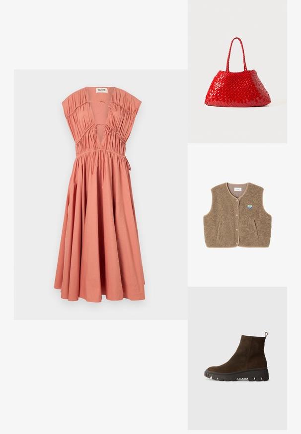 Hnědá fleecová vesta s jemnou texturou, kulatým výstřihem, předním zapínáním na patentky a bočními kapsami; má malou nášivku s logem.; Šatové šaty v broskvové barvě s krátkými, strukturovanými rukávy, skládáním na těle, hlubokým V-výstřihem, detailem na zavazování a splývavou sukní. Materiál: bavlna.; Hnědé semišové kotníkové boty s masivní černou gumovou podrážkou, s mírným podpatkem a s poutkem na zadní straně pro snadné obouvání.; Červená tkaná kabelka s lesklým povrchem, vybavená pletenými ušima. Výrazný trojúhelníkový tvar a texturovaný povrch s hustým vzorem.