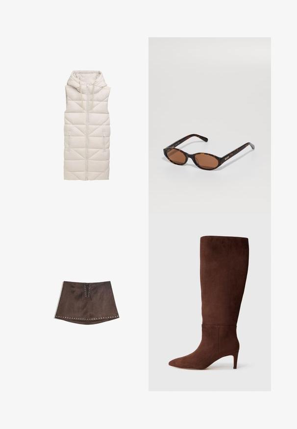 Bež prsluk s kapuljačom, sa prednjim patentnim zatvaračem, dva bočna džepa i uvezenim dijamantskim uzorkom po cijelom materijalu.; Bijela satinirana kamera s čipkastim detaljima na V-izrezu, s tankim podesivim trakama i glatkom teksturom.; Smeđa mini suknja od lažne kože s detaljem vezanja sprijeda i srebrnim nitnama duž rubova. Glatka tekstura, A-linijski oblik i kratka dužina.; Smeđi visoki čizme od antilopa s šiljastim vrhom i štiklom. Glatka tekstura i minimalistički dizajn. Bez vidljivih hardverskih elemenata ili ukrasa.; Smeđe naočale u obliku ovalnog tortoiseshell dizajna s smeškim sočivima, zakrenute kako bi se prikazao „QUAY“ logo na desnom uhu u pozadini bez uzorka.; Tamnocrveni tobolac teksture krokodila s dva čvrsta remena, pravokutnog oblika i glatkim sjajnim završetkom; središnji detalj šava.