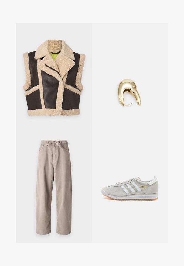 Hnědá kožená vesta s krémovými ovčími akcenty. Vybavena širokým límcem, krátkým střihem a zipovým uzavřením. Viditelné texturované kontrastní panely.; Top bez ramen v krémové barvě s rozšířeným výstřihem a dlouhými rukávy, které mají přiléhavý střih. Celkově hladká textura.; Béžové kordové kalhoty s volným střihem, se šňůrkovým pasem, dvěma předními kapsami a vertikálně proužkovanou texturou.; Světlé šedé tenisky vyrobené z semiše a síťoviny, se třemi bílými pruhy, kulatou špičkou a gumovou podrážkou. Zlatý logo akcent u šněrování.; Náušnice ve zlatém tónu z kovu s elegantním zakřiveným designem. Vyznačují se jedinečným špičatým tvarem, lesklým povrchem a závěsem na kloub.