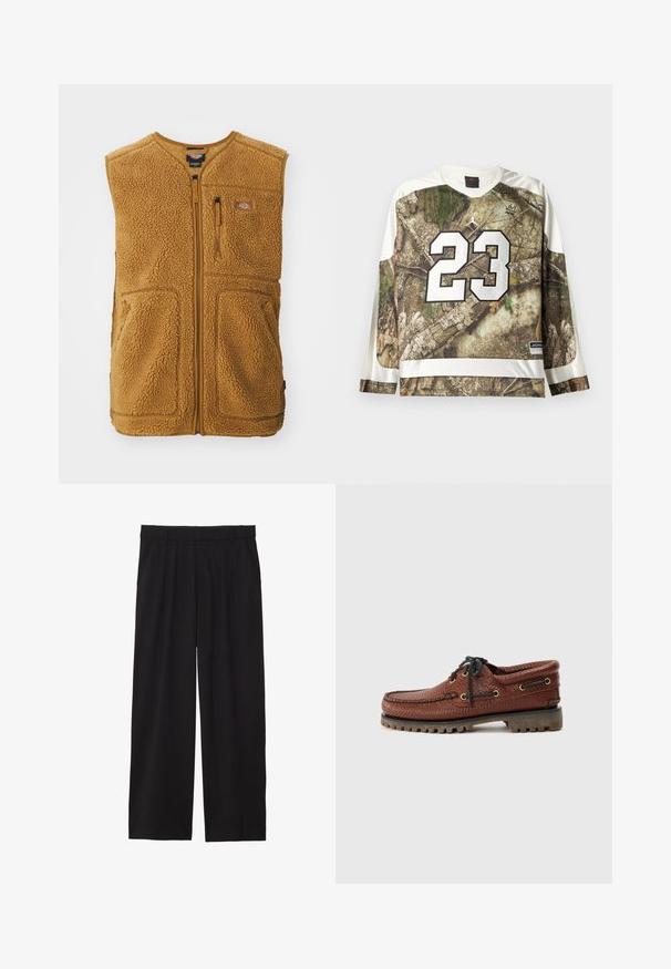 Rjav sherpa flis brezrokavnik z zadrgo spredaj, tremi žepi in majhnim logotipom na zgornji levi prsni strani.; Sportna majica z dolgimi rokavi, kamuflažni vzorec, bel rob, velik številka 23 v belem, in logotipi blagovne znamke Jordan na prsih in robu.; Črne široke hlače z nabranim sprednjim delom, stranskimi žepi in gladko teksturo tkanine. Oblikovane za sproščen kroj.; Rjave usnjene čolnarice z teksturirano zgornjim delom, črnimi vezalkami in zlatimi luknjami za vezalke. Imajo trpežen, rebrast gumijast podplat.