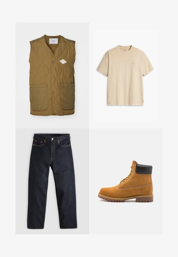 Steppweste in Olivgrün mit einem diamantförmigen Logo-Patch, rundem Ausschnitt, Druckknöpfen auf der Vorderseite und zwei großen Fronttaschen.; Beige Baumwoll-T-Shirt mit Rundhalsausschnitt und kurzen Ärmeln. Verfügt über ein dezentes "Levi's"-Logo in der gleichen Farbe auf der Brust. Weiche Textur.; Dunkelblaue Jeans aus Denim mit geradem Schnitt, fünf Taschen, kontrastierenden orangen Nähten und einem Knopfverschluss. Keine sichtbaren Muster oder Verzierungen.; Beige Wildleder-Ankle-Boot mit schwarzem gepolstertem Kragen, goldenen Metallösen, weißen Nähdetalben und einer robusten Gummisohle mit ausgeprägtem Profil.