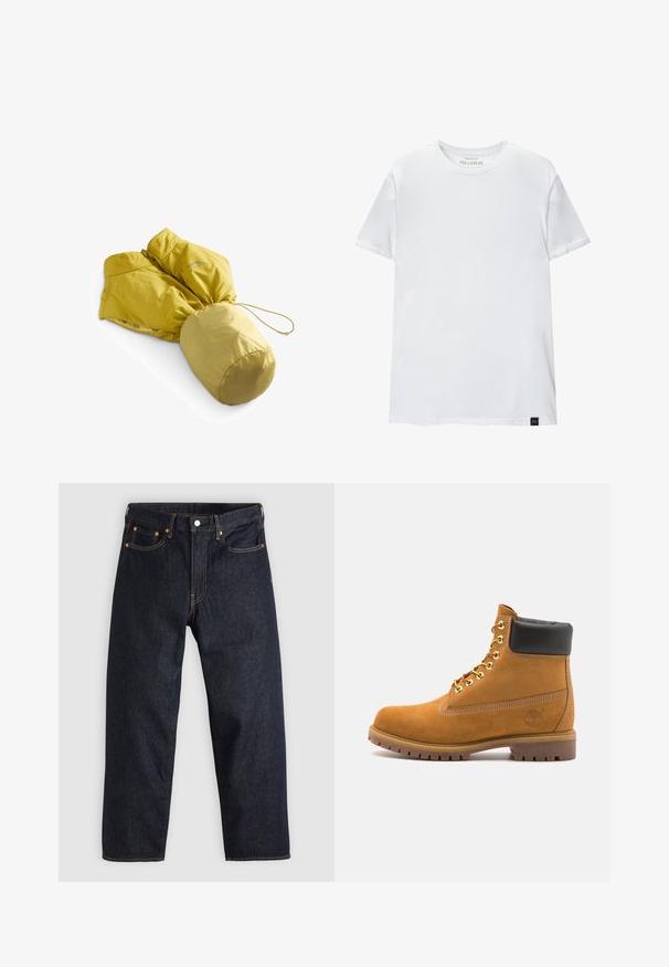 Veste isolante jaune avec une taille cintrée et une capuche. Présente une texture lisse, un design élégant et un cordon élastique à l'ourlet.; T-shirt ajusté blanc en coton. Col rond, manches courtes, texture lisse. Petite étiquette noire au bas. Design sobre.; Jean en denim bleu foncé avec une coupe droite, cinq poches, des coutures orange contrastantes et une fermeture à boutons. Pas de motifs ou d'ornements visibles.; Bottine en daim beige avec un col rembourré noir, œillets en métal doré, détails de surpiqûres blanches et semelle en caoutchouc robuste avec des crampons prononcés.