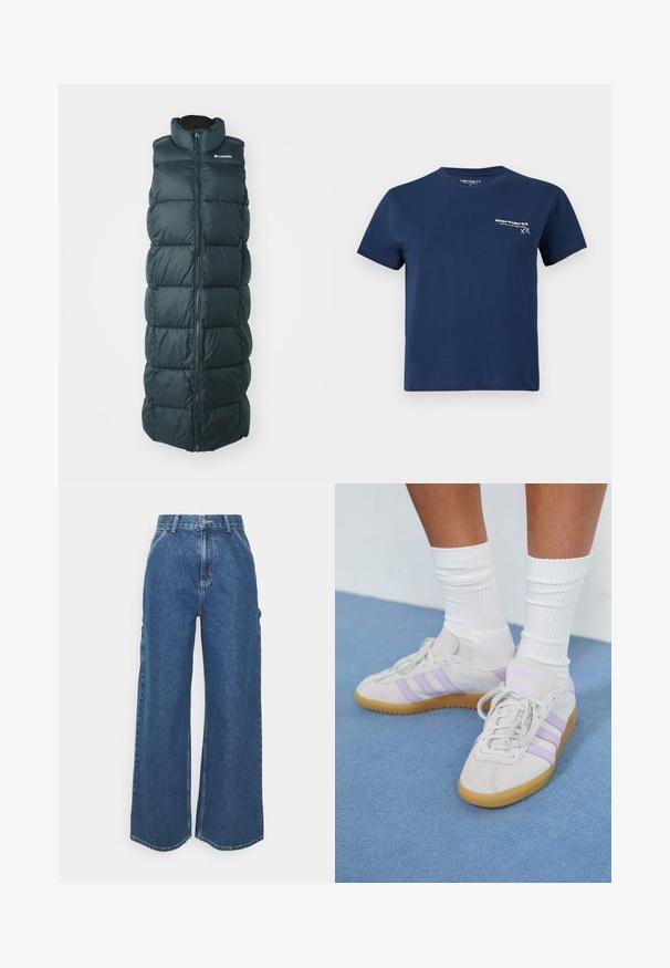 Lange, dunkelgrüne Steppweste mit hohem Kragen und Reißverschluss. Verfügt über gesteppten Abschnitte und eine glatte Textur, die für Wärme sorgt.; Navyblaue Baumwoll-T-Shirt mit kurzen Ärmeln, Rundhalsausschnitt und einem weißen Logo, das auf der linken Vorderseite aufgedruckt ist. Einfaches Design, glatte Textur.; Weite blaue Denim-Hosen mit hoher Taille, kontrastierenden Nähten und Seitentaschen, ausgestattet mit einem klassischen Five-Pocket-Design und rohen Säumen.; Helle graue Wildledersneaker mit drei lila Streifen, Gummisohle, flachen Schnürsenkeln und weißen gerippten Socken. Vor einem blauen Hintergrund.