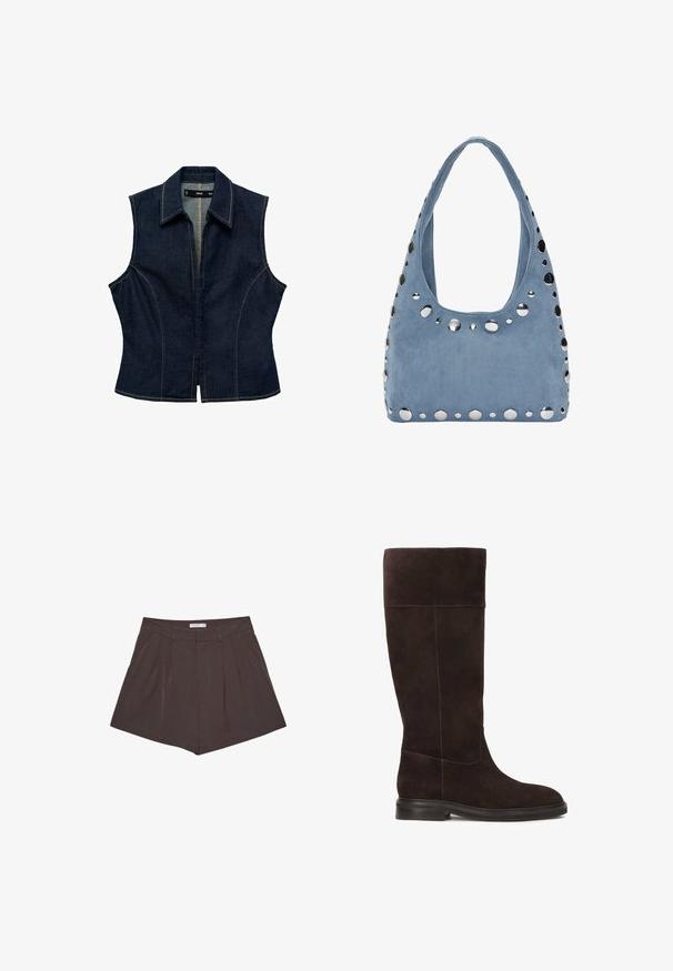 Tamni plavi denim bez rukava, s oštrim ovratnikom, prednjim patentnim zatvaračem, prilagođenim dizajnom i kontrastnim деталима šivanja.; Bijela košulja s dugim rukavima, ovratnikom, dugmadi sprijeda, dva džepa na prsima, ravnim rubom i lagano proširenim rukavima, izrađena od glatkog materijala.; Smeđi kratki hlače s horizontalnim prugama, s ravnim pojasom i krojem krojenim na mjeri. Kratka dužina s čistim šavovima.; Smeđe nubuk čizme do koljena s ravnim đonom, mekog tekstura i kontrastnim šavovima duž šavova. Dizajn bočne ploče za bolje prilagođavanje.; Plava suđena torbica za ruke zaobljenog oblika, naglašena metalnim čavlima duž rubova i širokim remenom za rame. Glatka tekstura.
